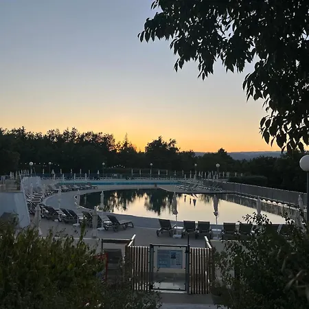 Maison Le Rouret بيت للعطل