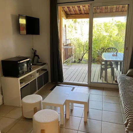 Maison Le Rouret بيت للعطل *